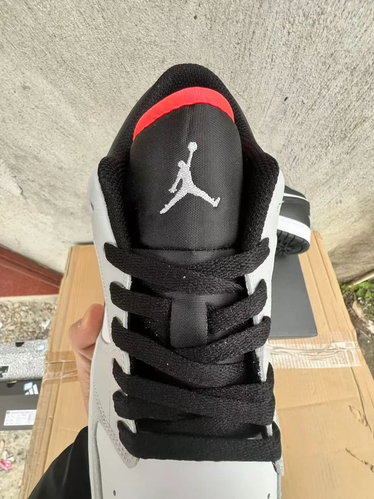Nike Air Jordan 1 Low White Black baskets lifestyle 4