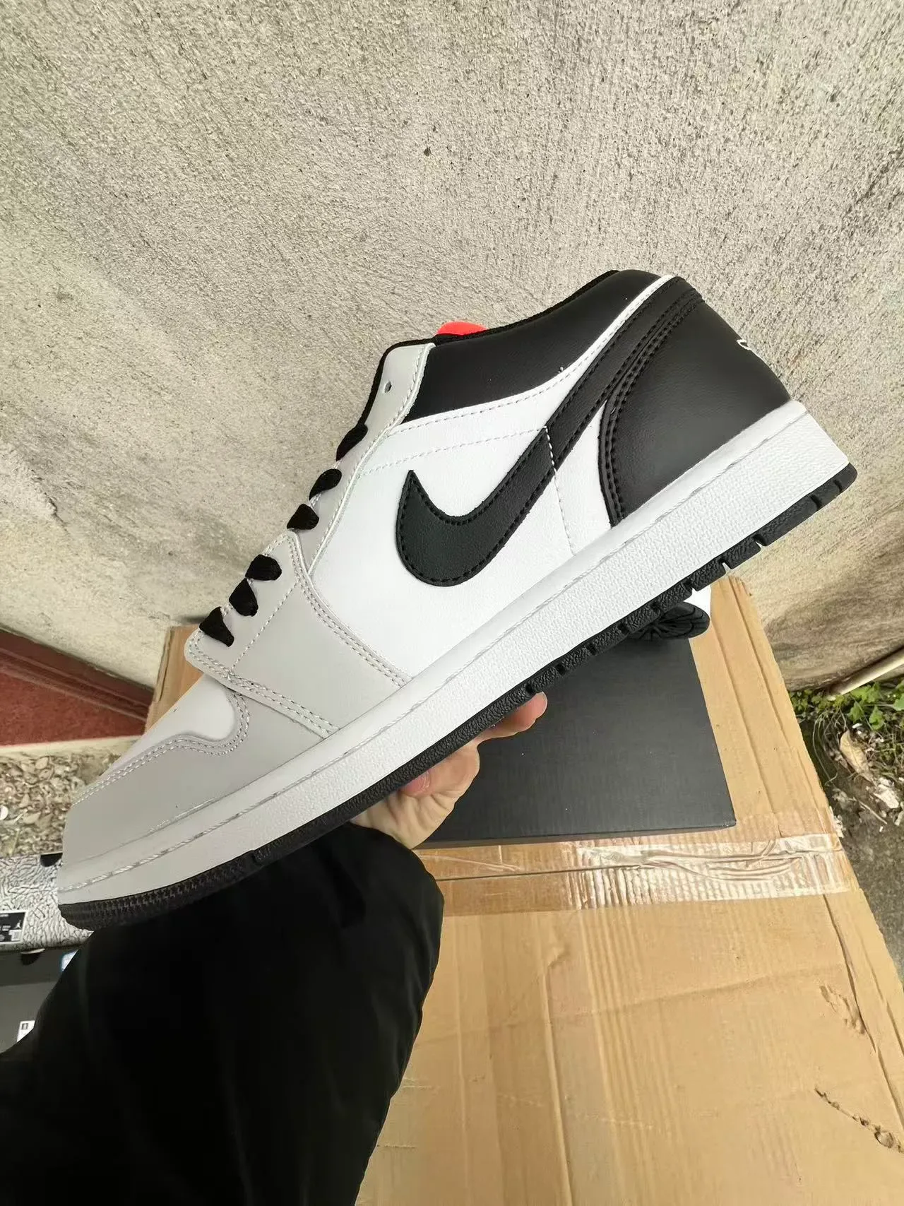 Nike Air Jordan 1 Low White Black baskets lifestyle 5