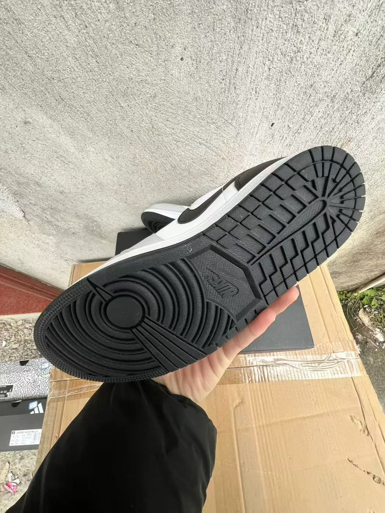 Nike Air Jordan 1 Low White Black baskets lifestyle 6