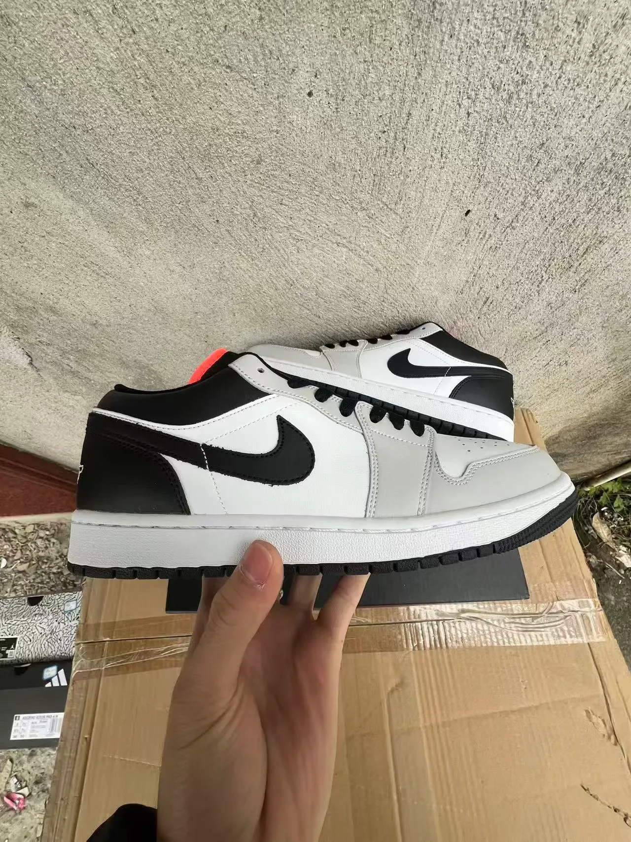 Nike Air Jordan 1 Low White Black baskets lifestyle 7