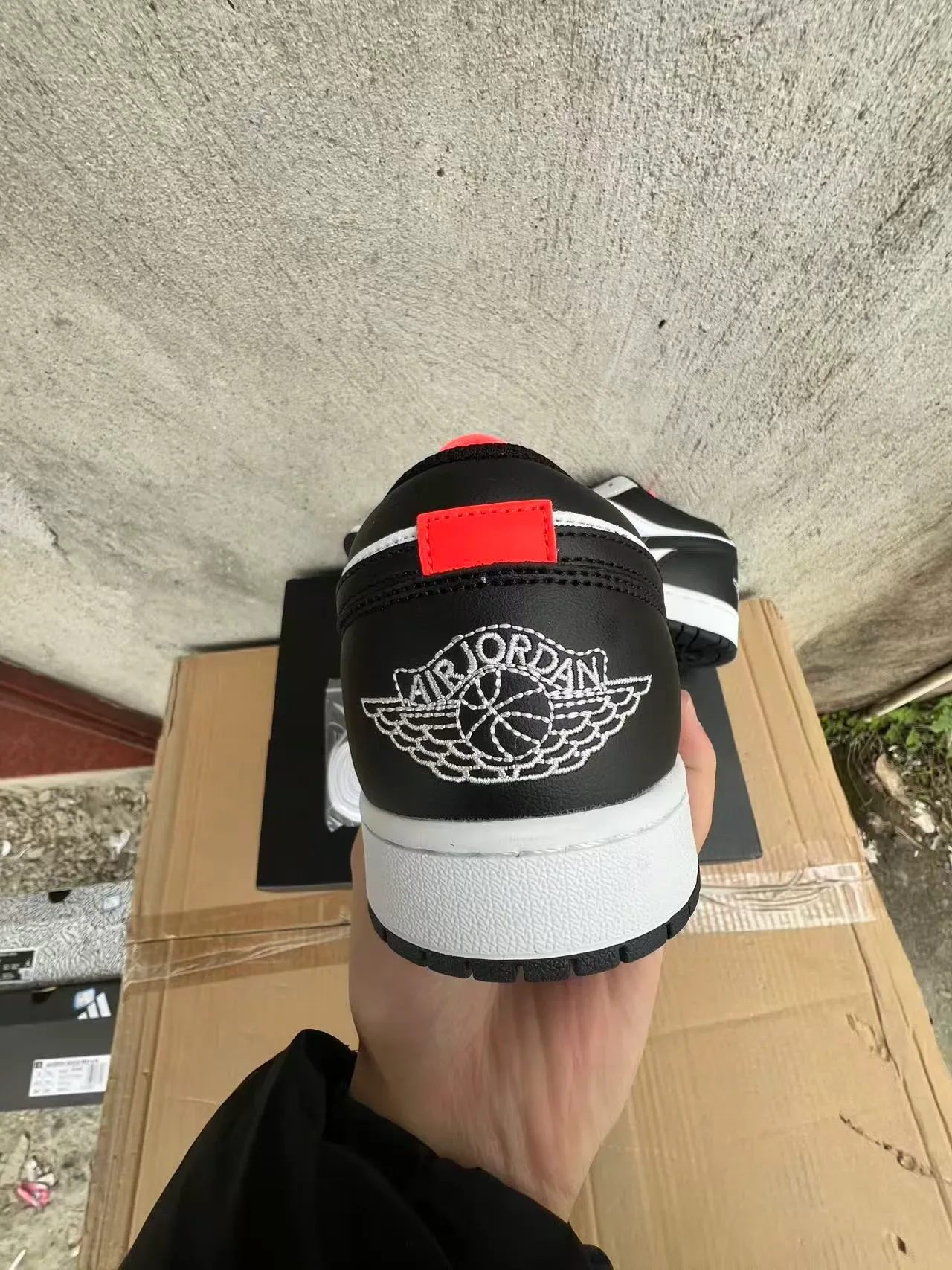 Nike Air Jordan 1 Low White Black baskets lifestyle 8