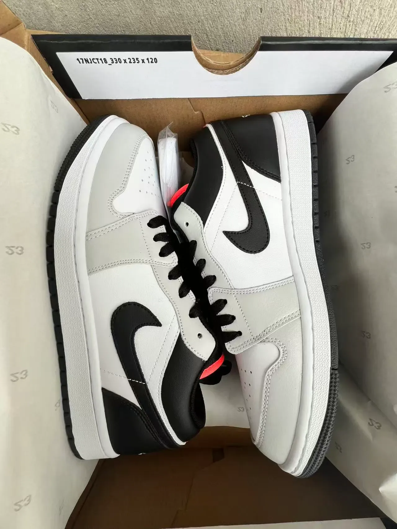Nike Air Jordan 1 Low White Black baskets lifestyle 9