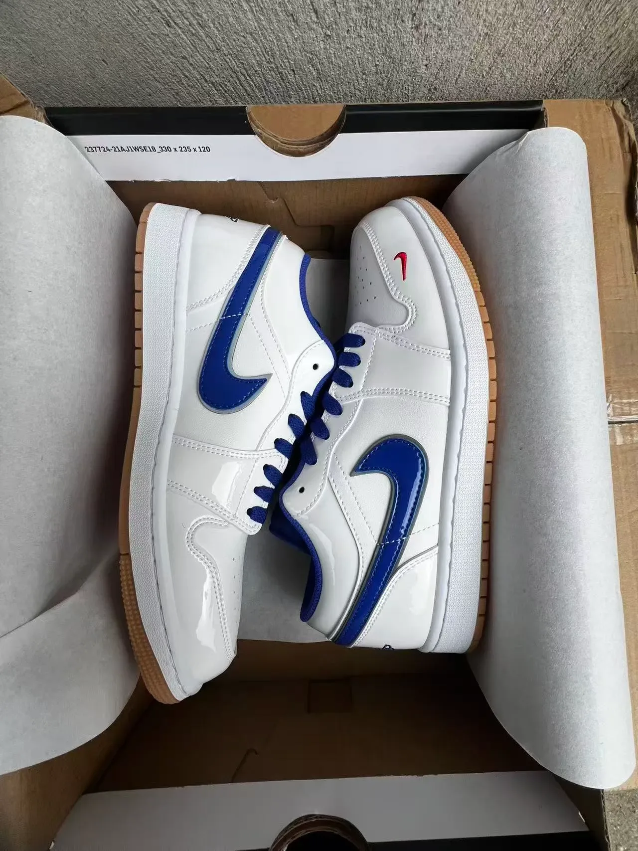 Nike Air Jordan 1 Low Blanc Bleu Royal Gomme Sneakers Lifestyle 9