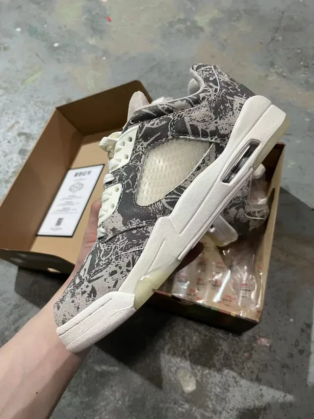 Nike Air Jordan 5 Abstract Print Basketball Shoes 3