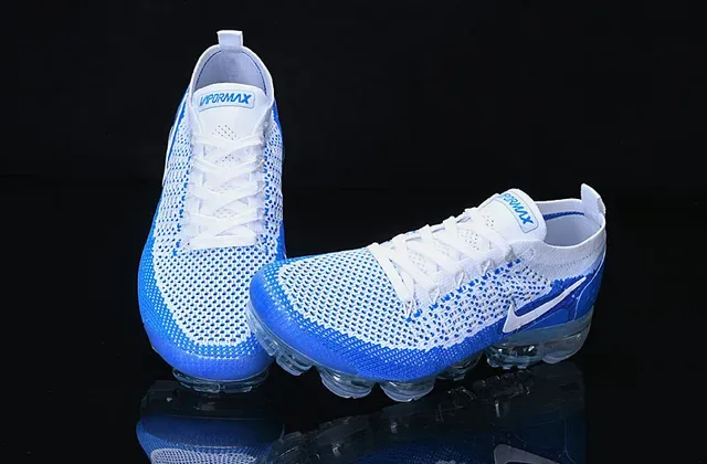 Nike Air VaporMax Chaussures de running bleu et blanc Flyknit 11
