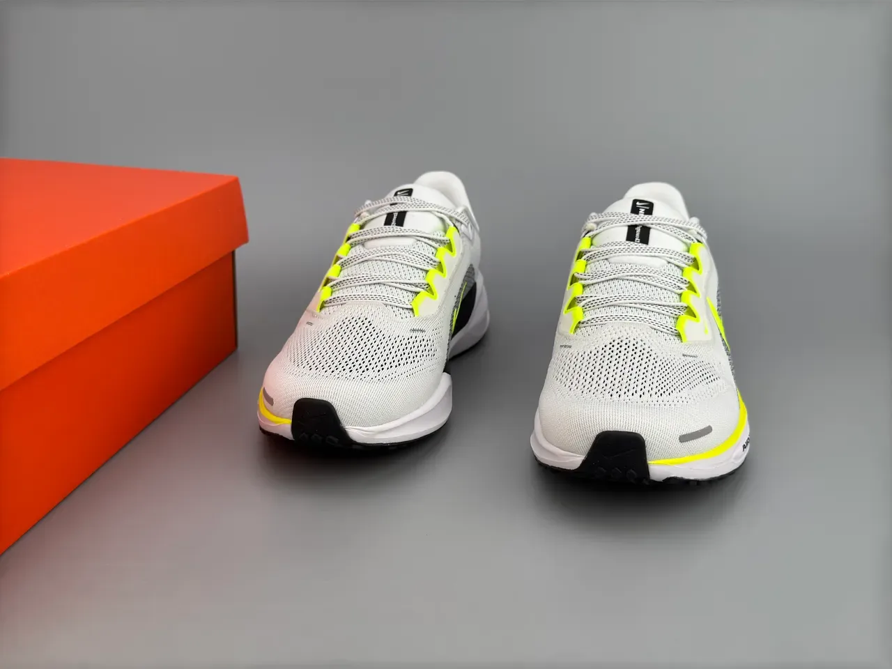 Nike Air Zoom Pegasus blancas y amarillas upper malla engineered rayas neón zapatillas de running 3
