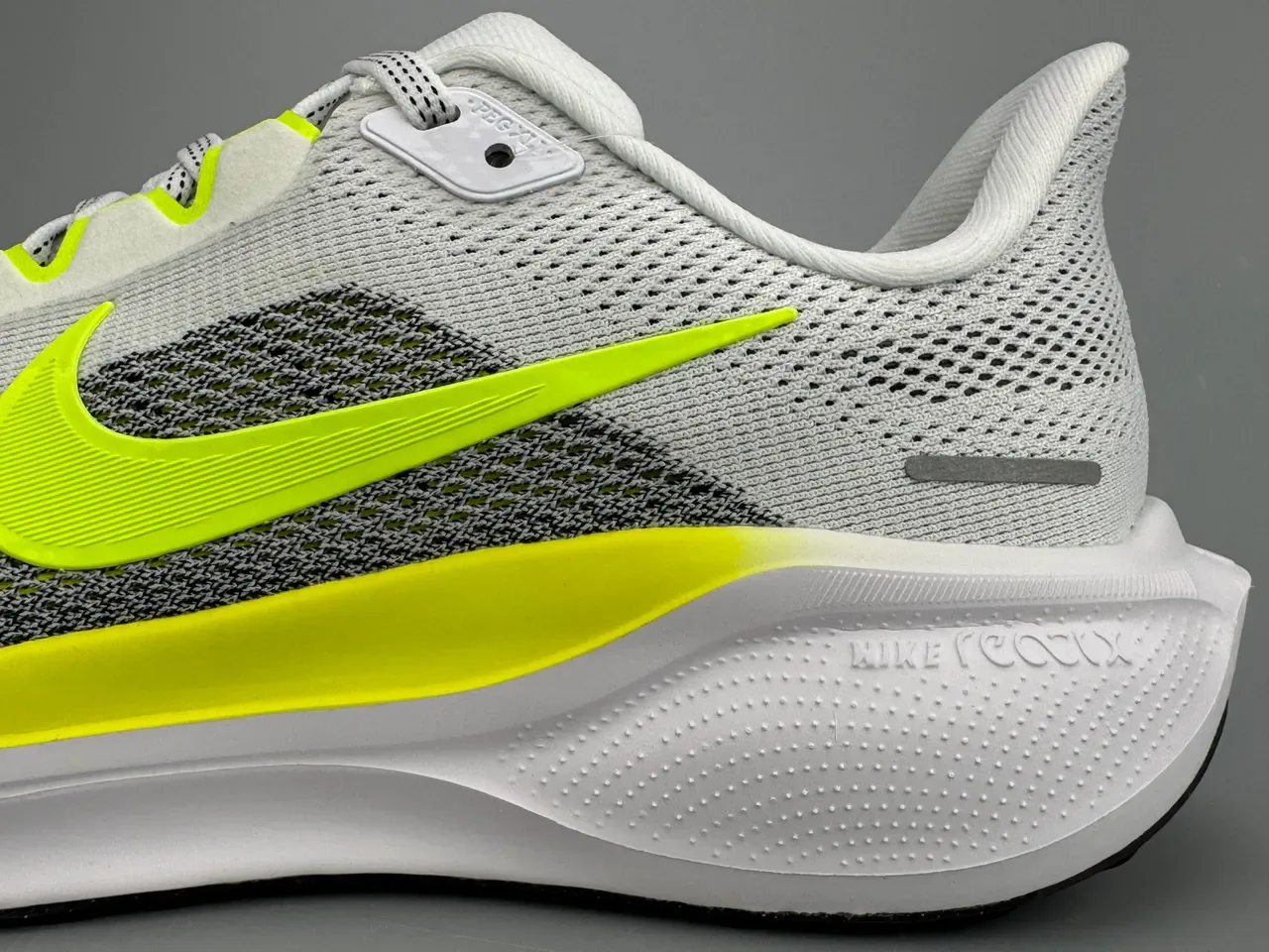Nike Air Zoom Pegasus blancas y amarillas upper malla engineered rayas neón zapatillas de running 5