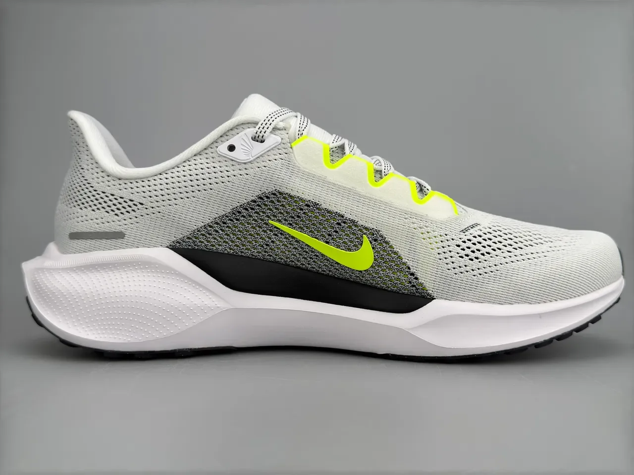 Nike Air Zoom Pegasus blancas y amarillas upper malla engineered rayas neón zapatillas de running 10