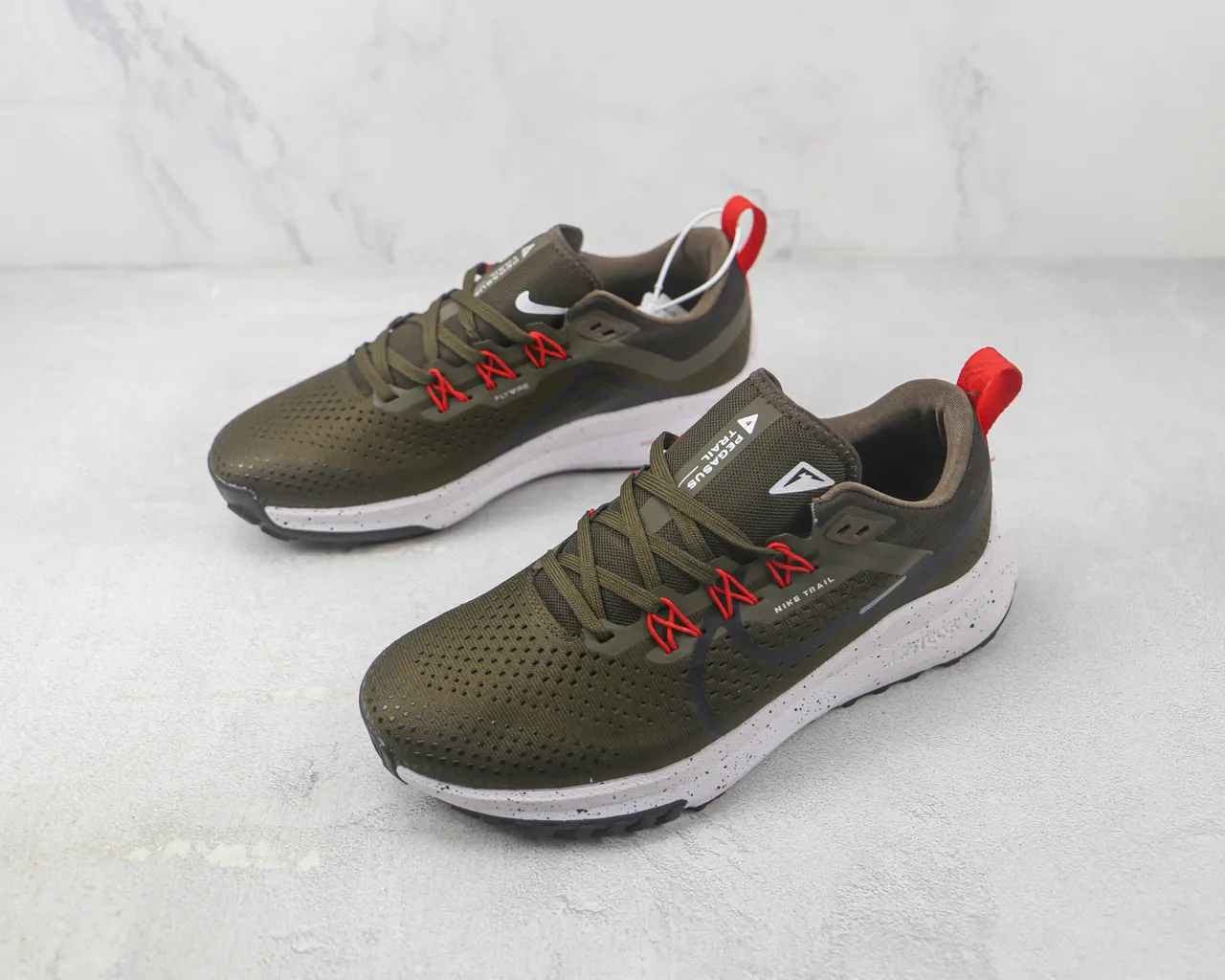 Nike Army Green Red Knit Mesh Upper Speckled White Midsole Chaussures de course 4