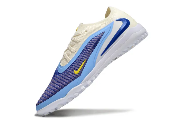 Nike Chaussures de football turf en beige et bleu avec tige en knit engineered et overlay asymétrique 3