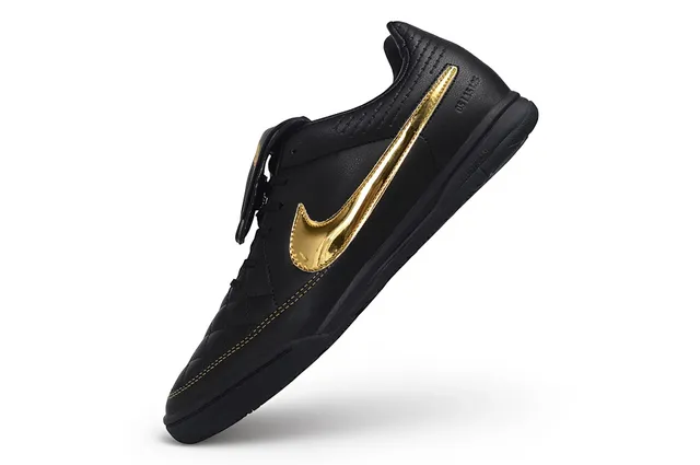 Nike Chaussures de soccer intérieur en cuir noir et or matelassé avec upper métallique Swoosh 2