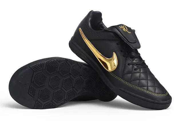 Nike Chaussures de soccer intérieur en cuir noir et or matelassé avec upper métallique Swoosh 3