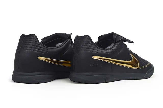 Nike Chaussures de soccer intérieur en cuir noir et or matelassé avec upper métallique Swoosh 4