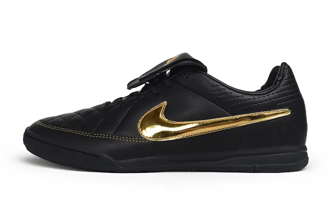 Nike Chaussures de soccer intérieur en cuir noir et or matelassé avec upper métallique Swoosh 5