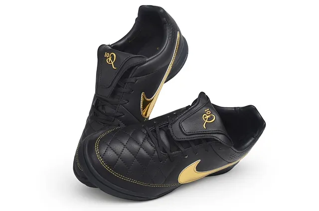 Nike Chaussures de soccer intérieur en cuir noir et or matelassé avec upper métallique Swoosh 6