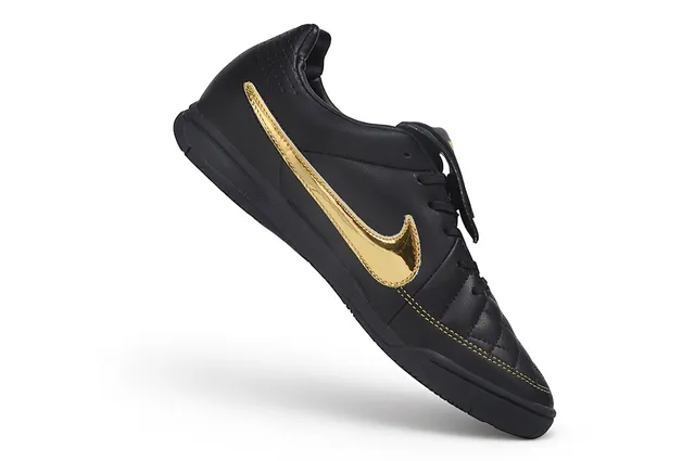 Nike Chaussures de soccer intérieur en cuir noir et or matelassé avec upper métallique Swoosh 7