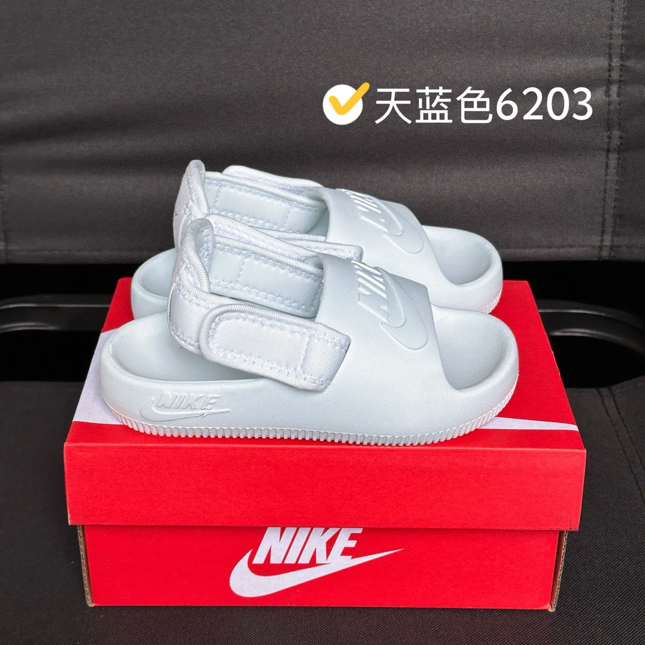 Nike sandales casuales noires à semelle EVA moulée et une seule sangle Velcro 4