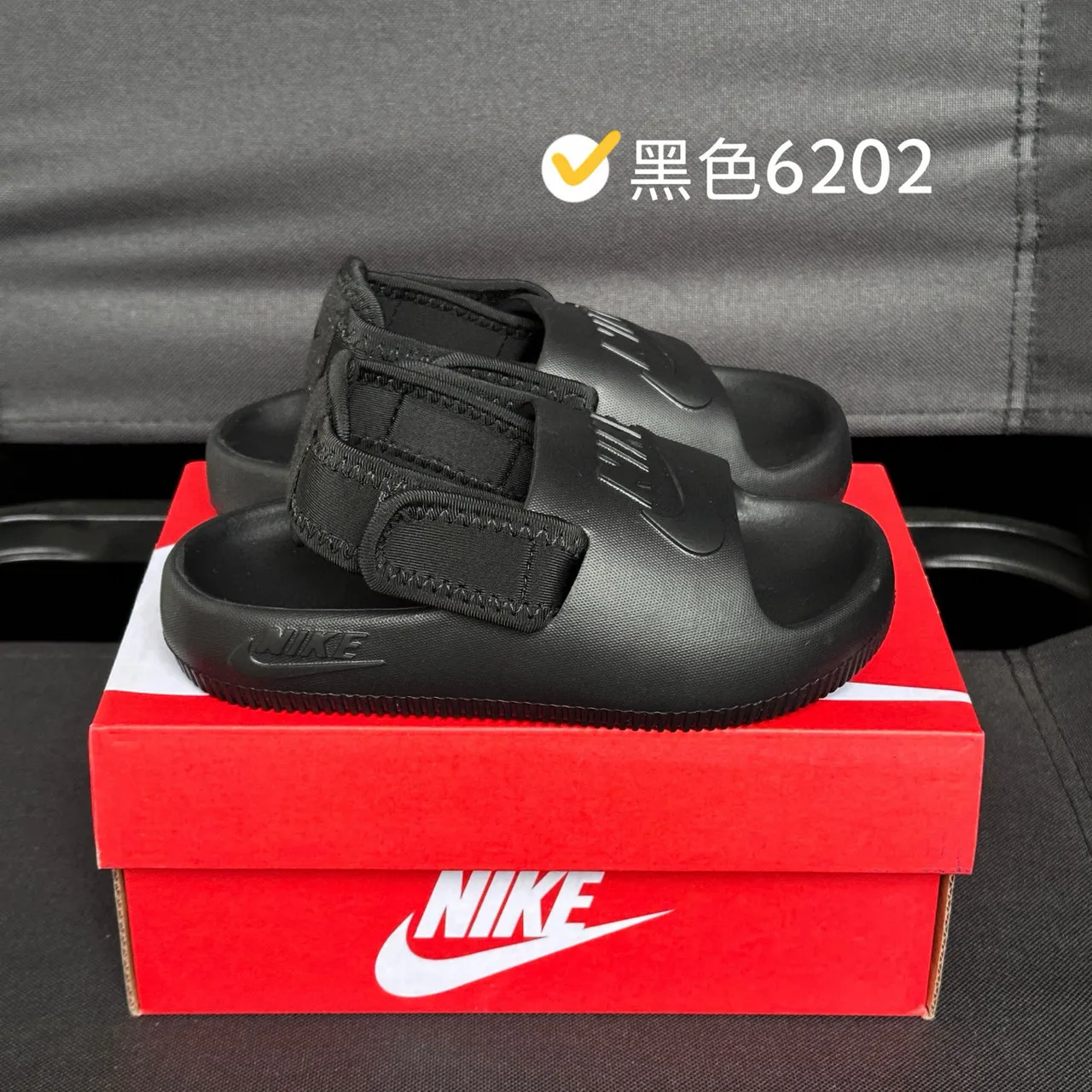 Nike sandales casuales noires à semelle EVA moulée et une seule sangle Velcro 5