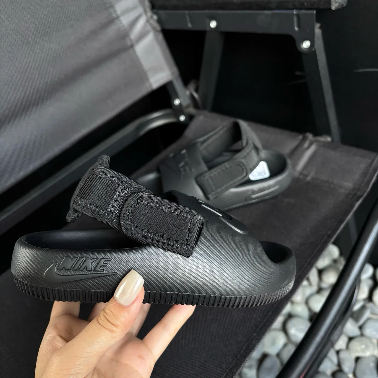 Nike sandales casuales noires à semelle EVA moulée et une seule sangle Velcro 6