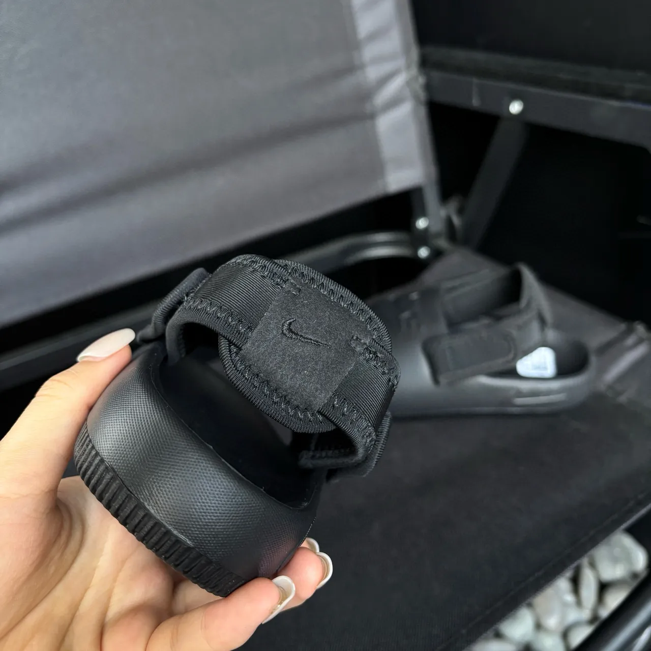 Nike sandales casuales noires à semelle EVA moulée et une seule sangle Velcro 7