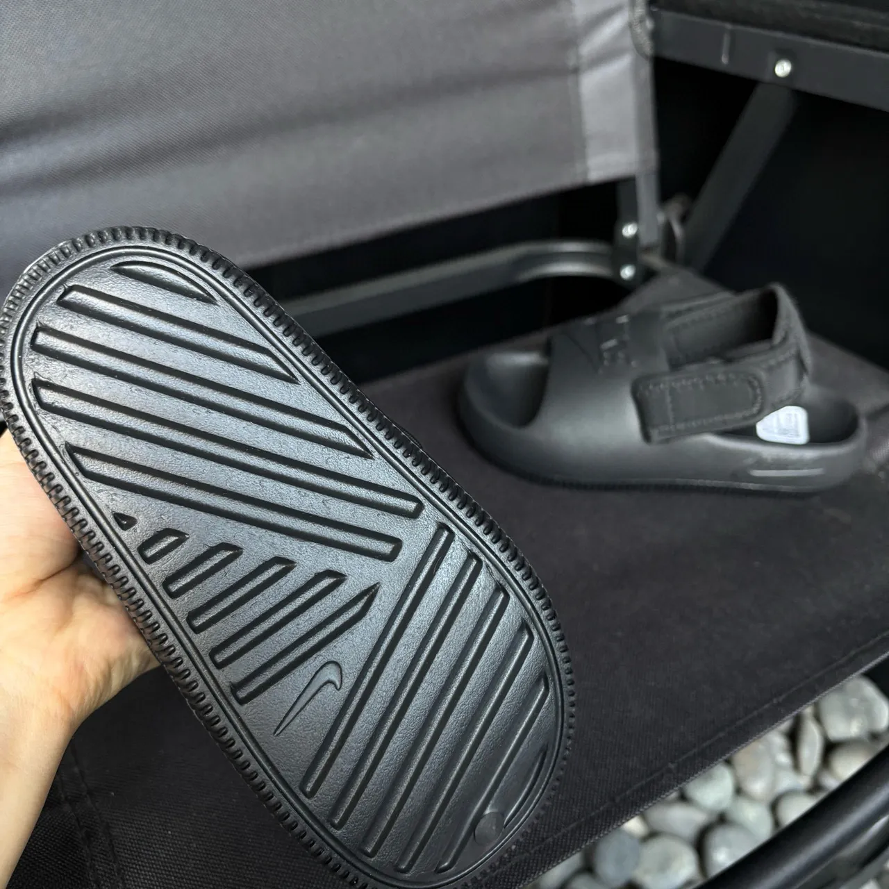 Nike sandales casuales noires à semelle EVA moulée et une seule sangle Velcro 8
