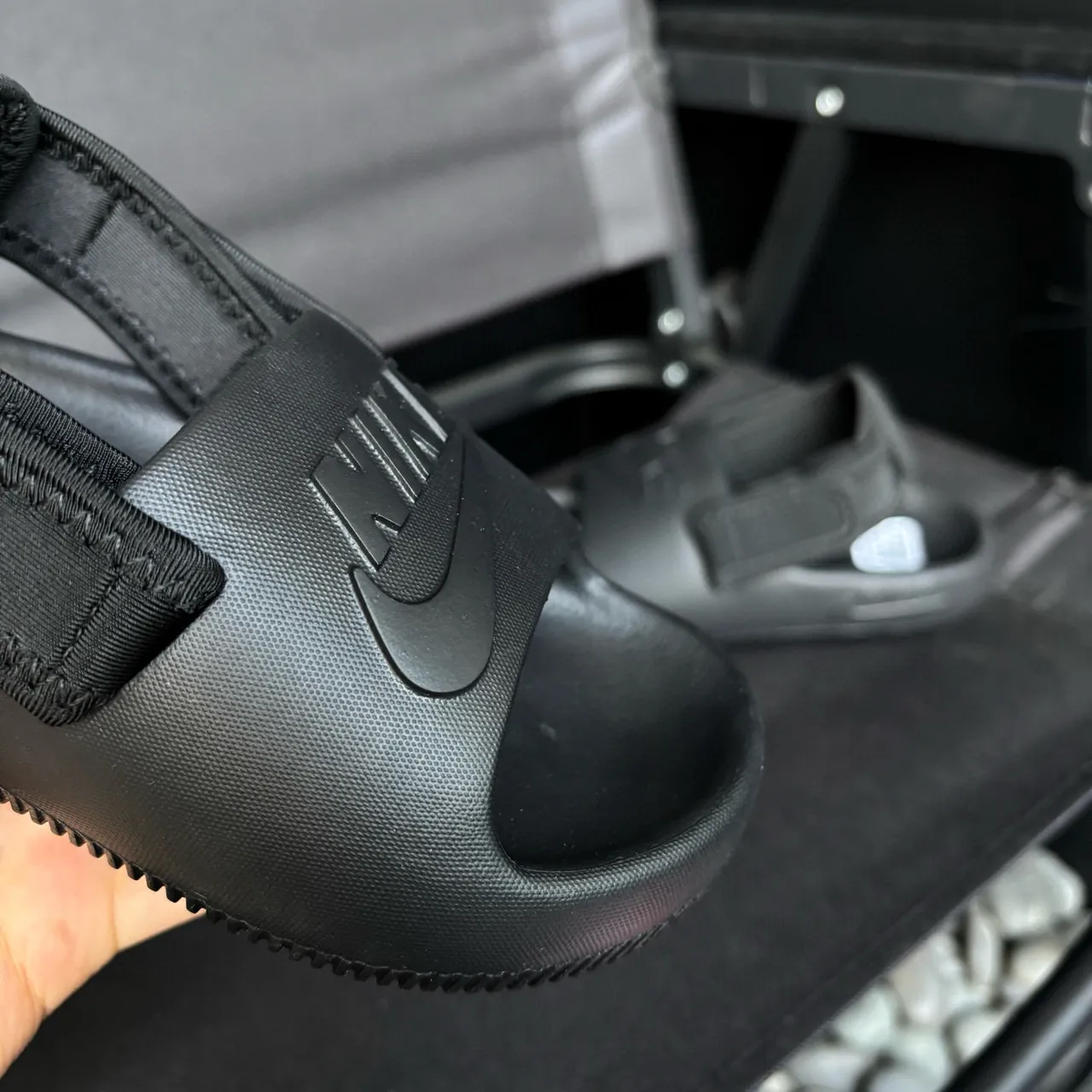 Nike sandales casuales noires à semelle EVA moulée et une seule sangle Velcro 9