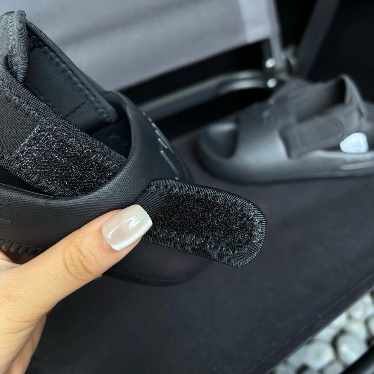 Nike sandales casuales noires à semelle EVA moulée et une seule sangle Velcro 10