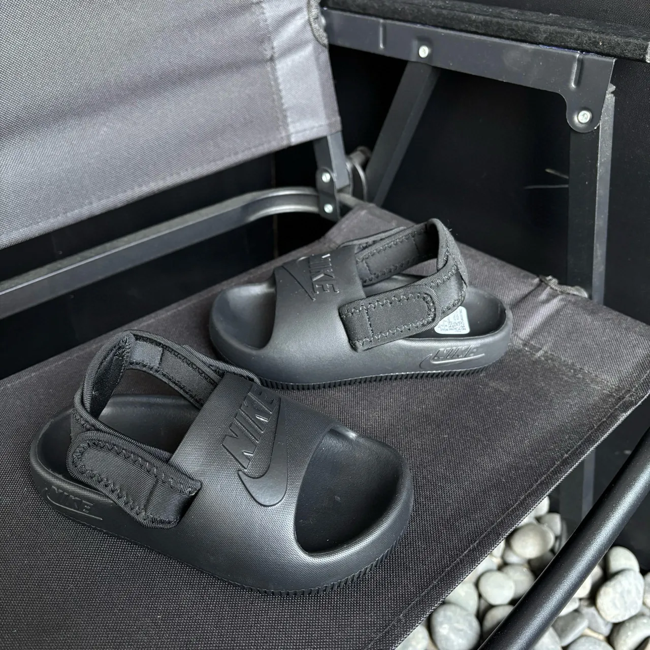 Nike sandales casuales noires à semelle EVA moulée et une seule sangle Velcro 11