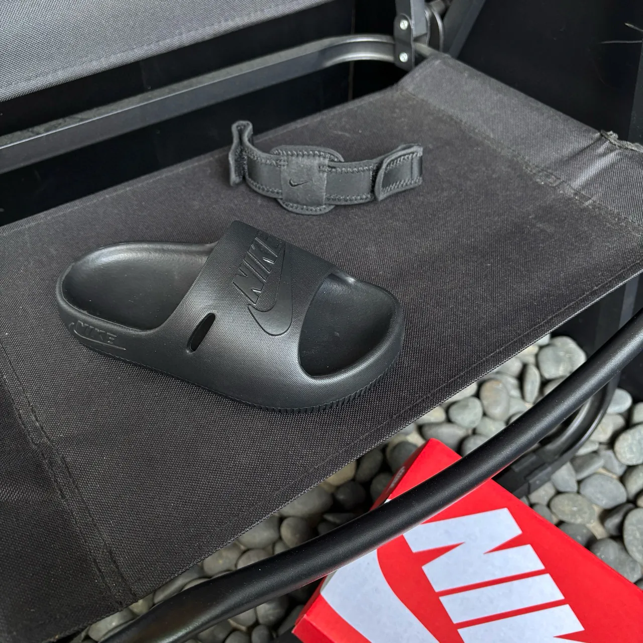 Nike sandales casuales noires à semelle EVA moulée et une seule sangle Velcro 12