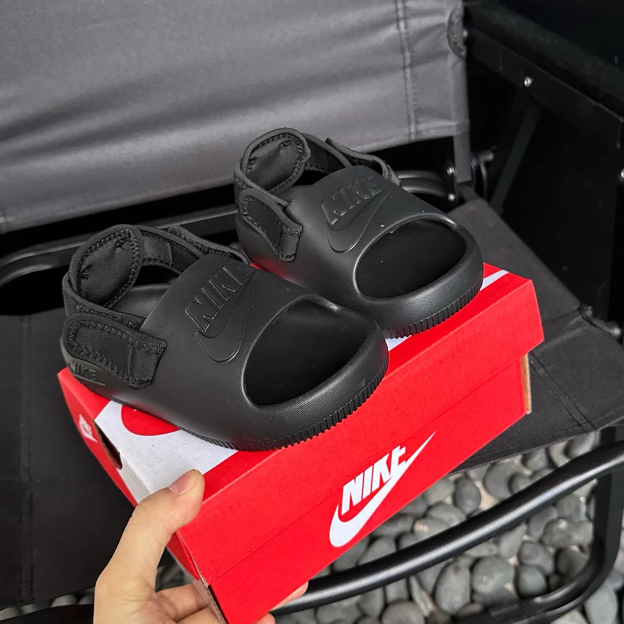Nike sandales casuales noires à semelle EVA moulée et une seule sangle Velcro 13