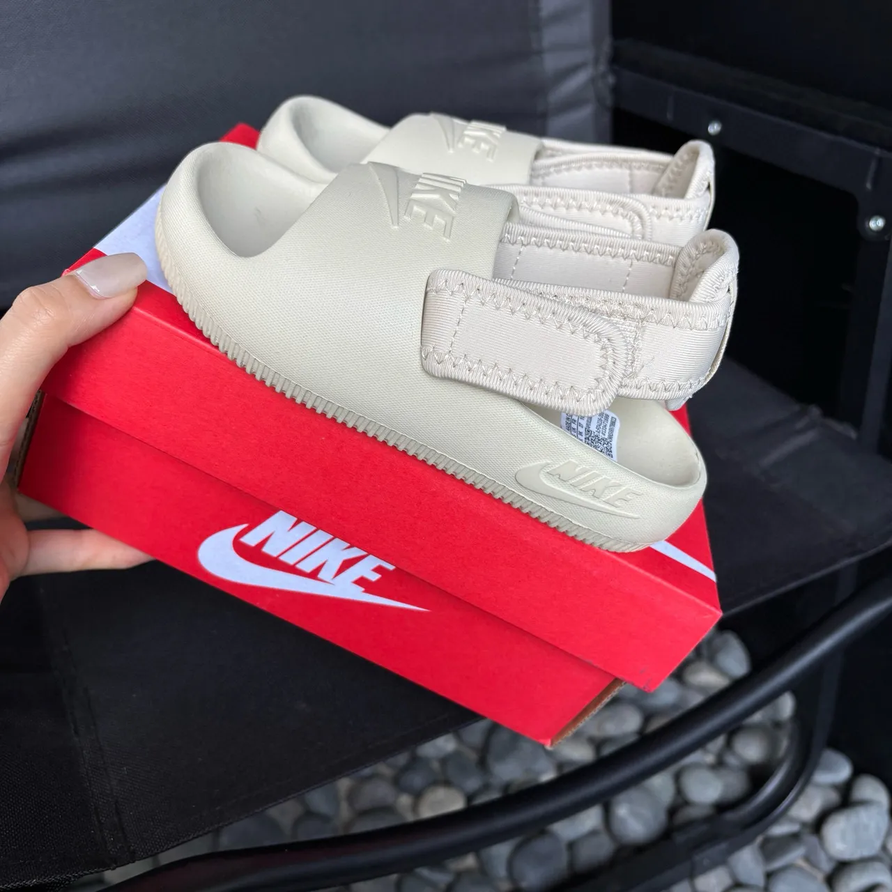 Nike sandales casuales noires à semelle EVA moulée et une seule sangle Velcro 14