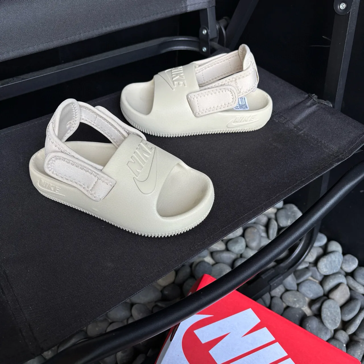 Nike sandales casuales noires à semelle EVA moulée et une seule sangle Velcro 15