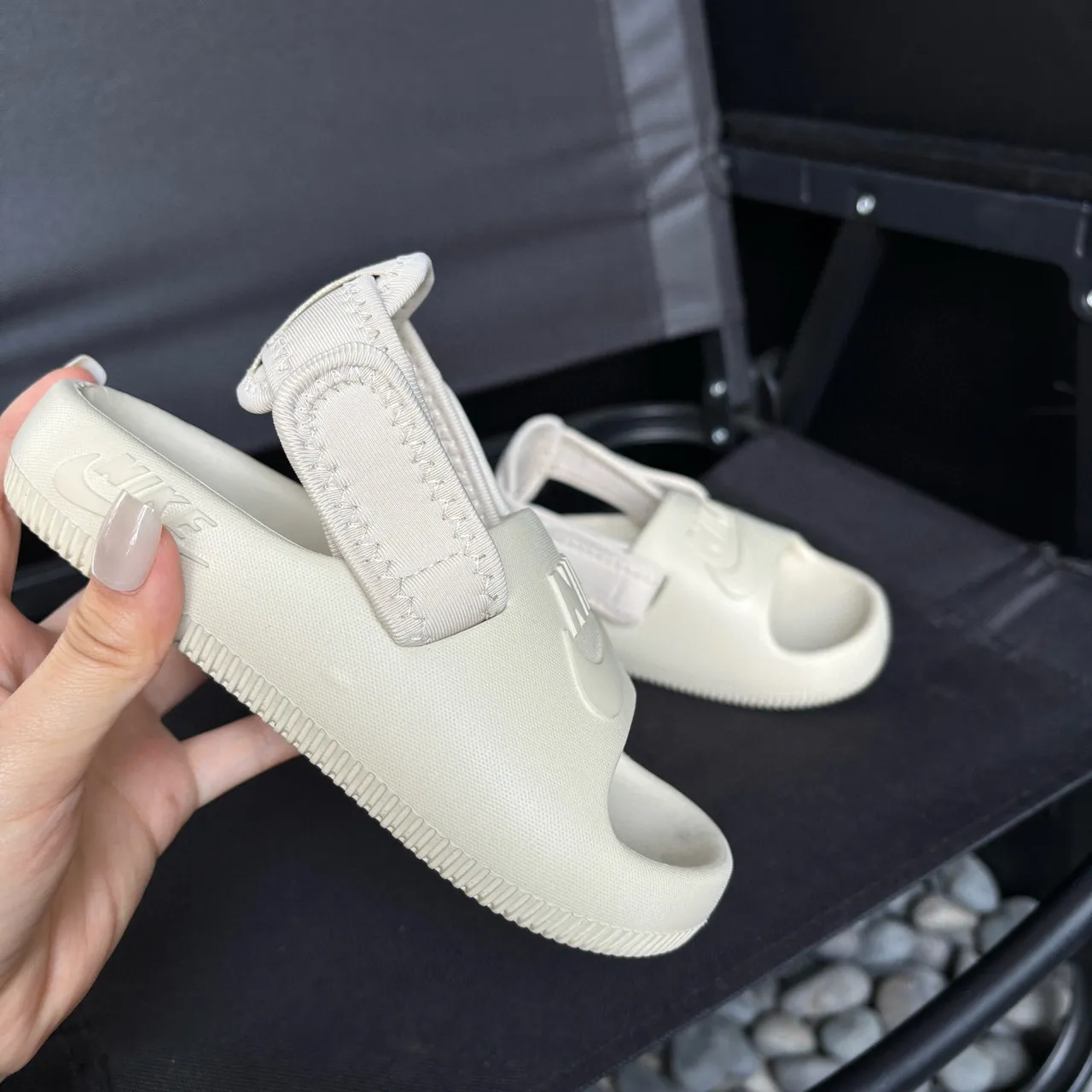 Nike sandales casuales noires à semelle EVA moulée et une seule sangle Velcro 17