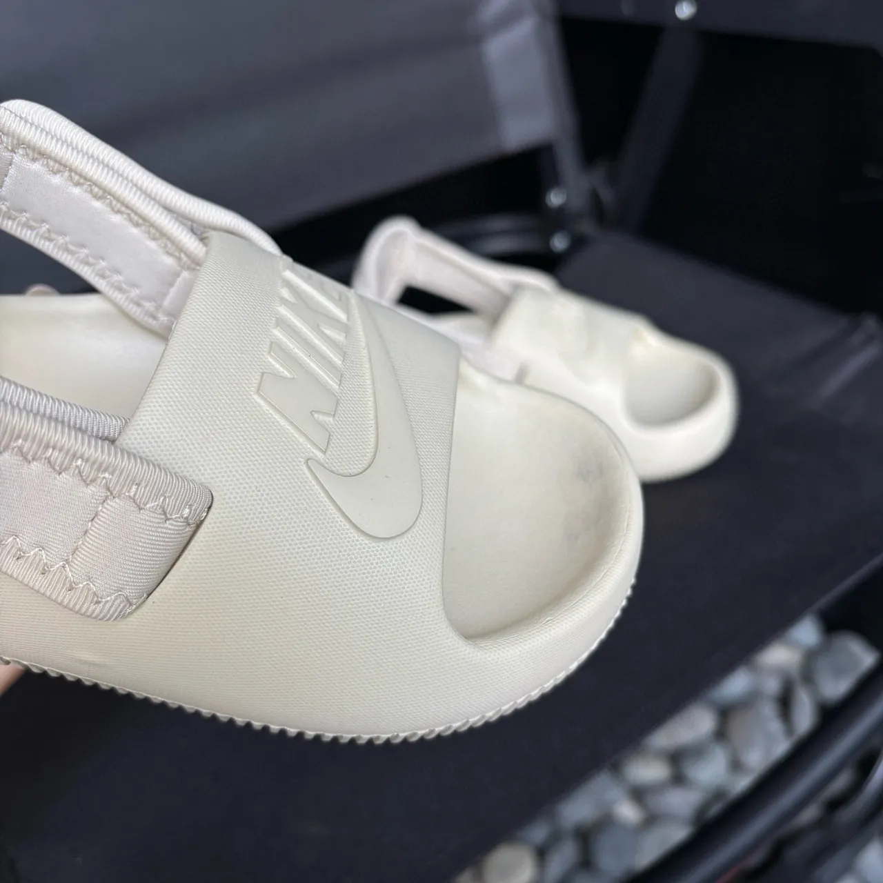 Nike sandales casuales noires à semelle EVA moulée et une seule sangle Velcro 18