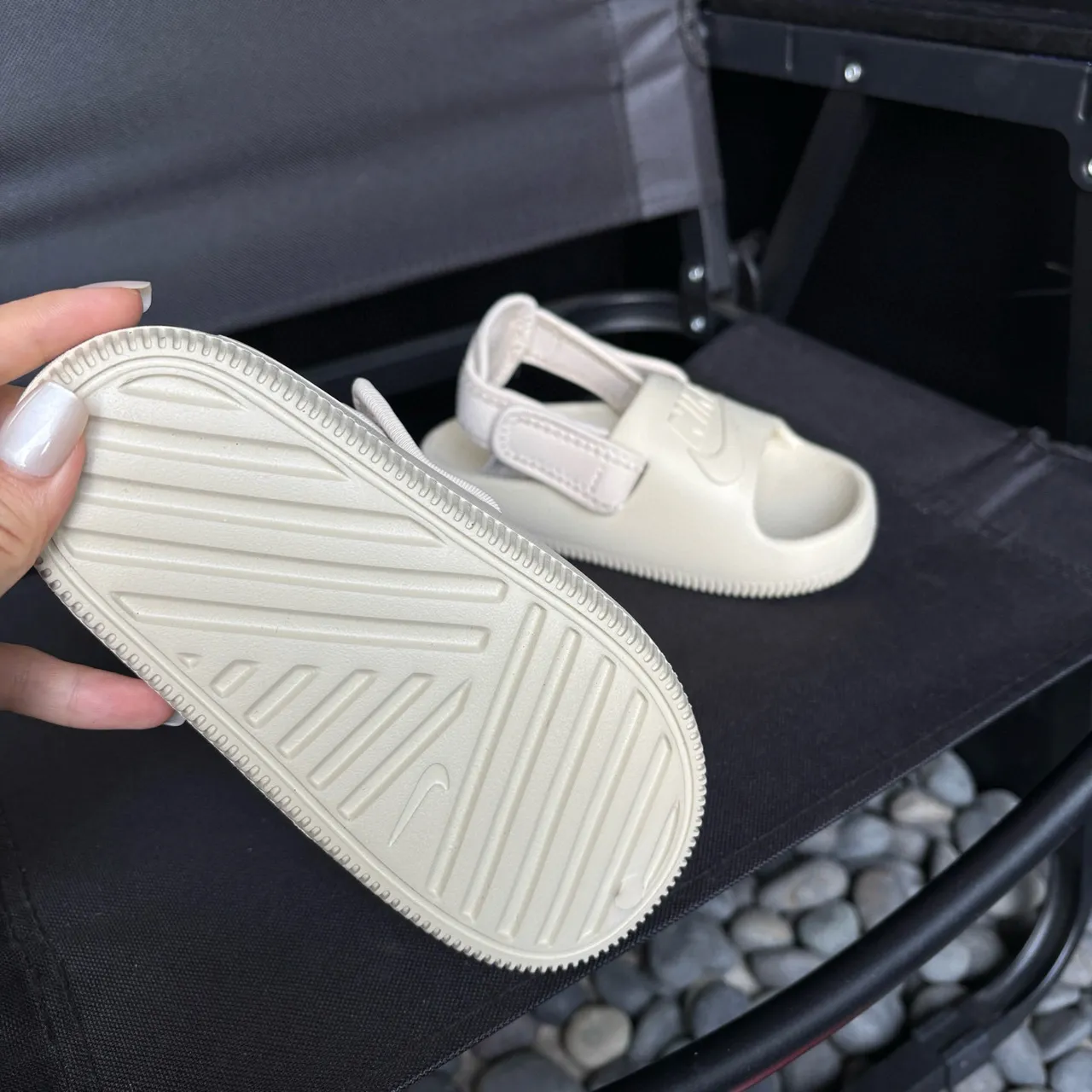Nike sandales casuales noires à semelle EVA moulée et une seule sangle Velcro 19