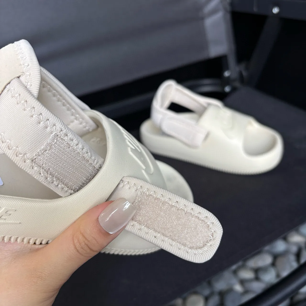 Nike sandales casuales noires à semelle EVA moulée et une seule sangle Velcro 20