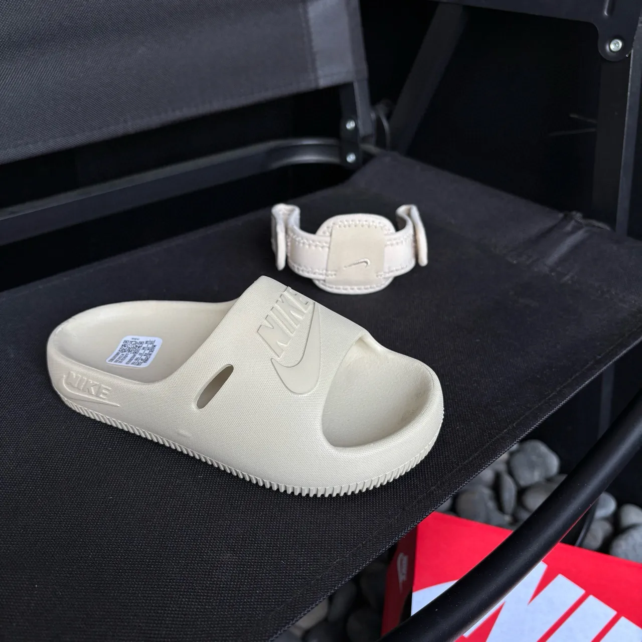 Nike sandales casuales noires à semelle EVA moulée et une seule sangle Velcro 21