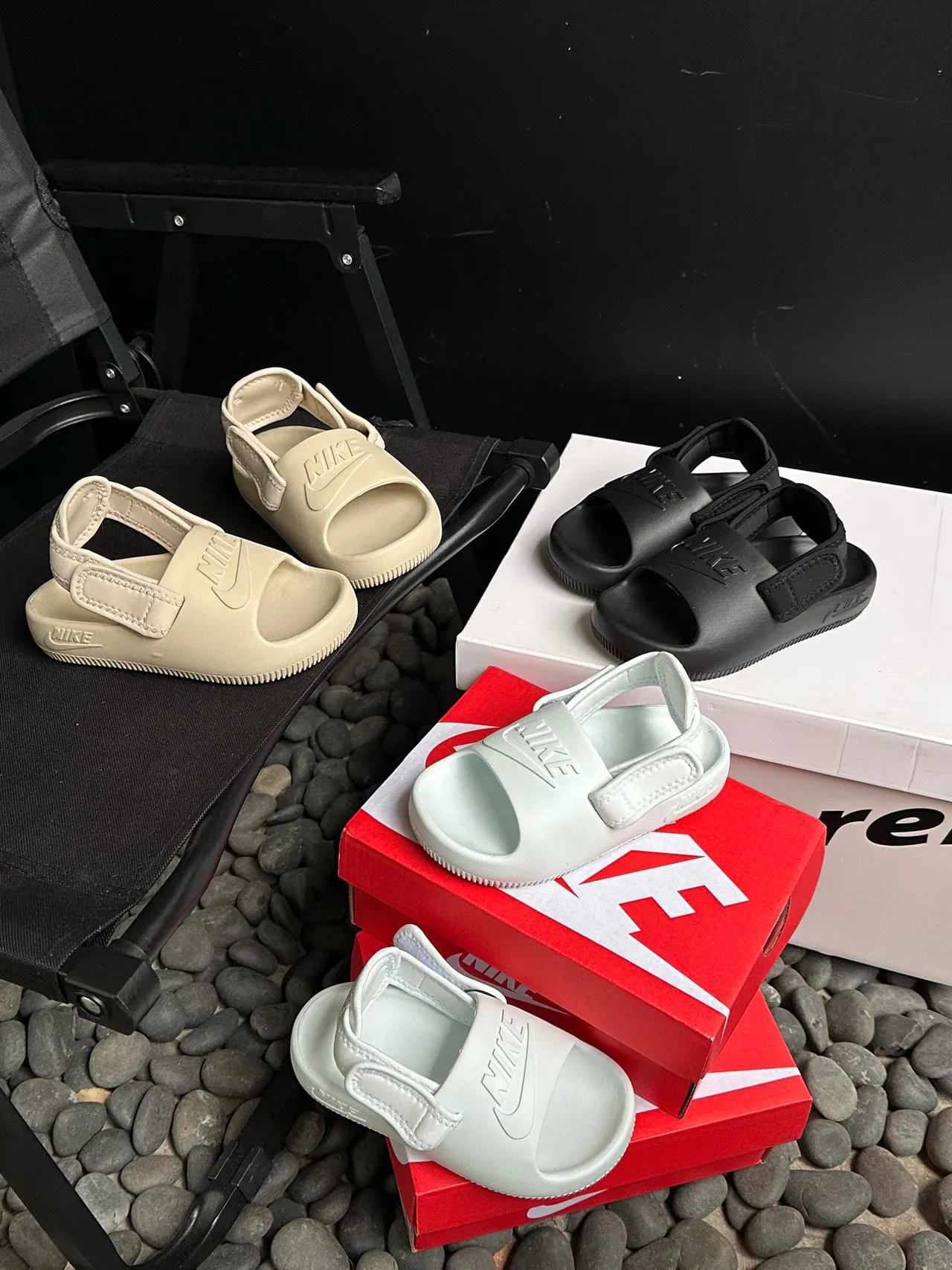 Nike sandales casuales noires à semelle EVA moulée et une seule sangle Velcro 23
