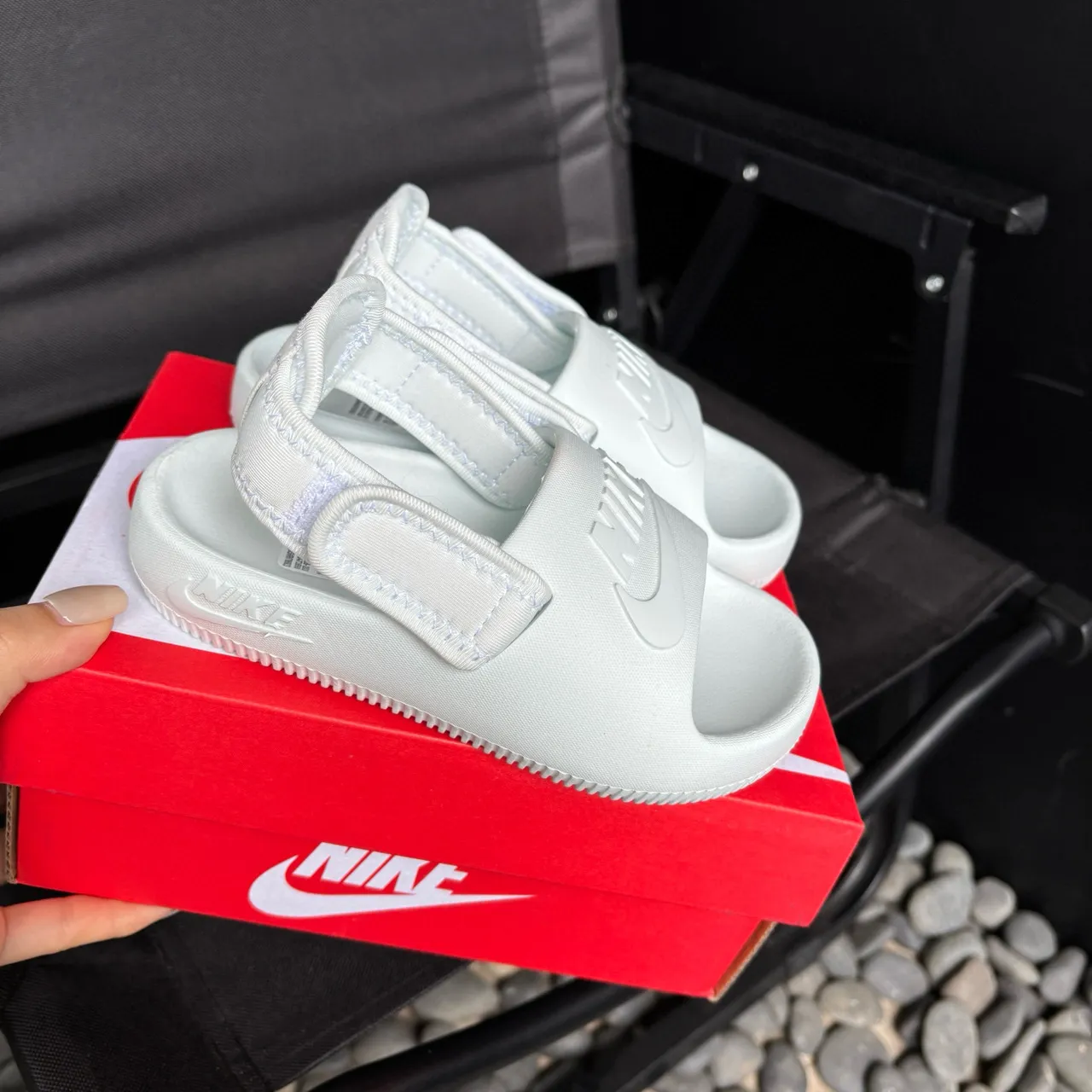 Nike sandales casuales noires à semelle EVA moulée et une seule sangle Velcro 24