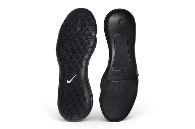Nike Chaussures de football indoor noires et oranges avec empeigne synthétique texturée et col Atomknit 2