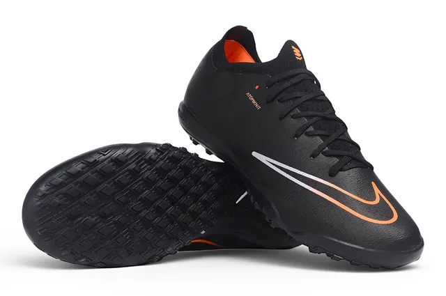 Nike Chaussures de football indoor noires et oranges avec empeigne synthétique texturée et col Atomknit 3