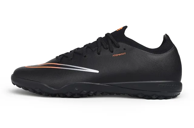 Nike Chaussures de football indoor noires et oranges avec empeigne synthétique texturée et col Atomknit 7