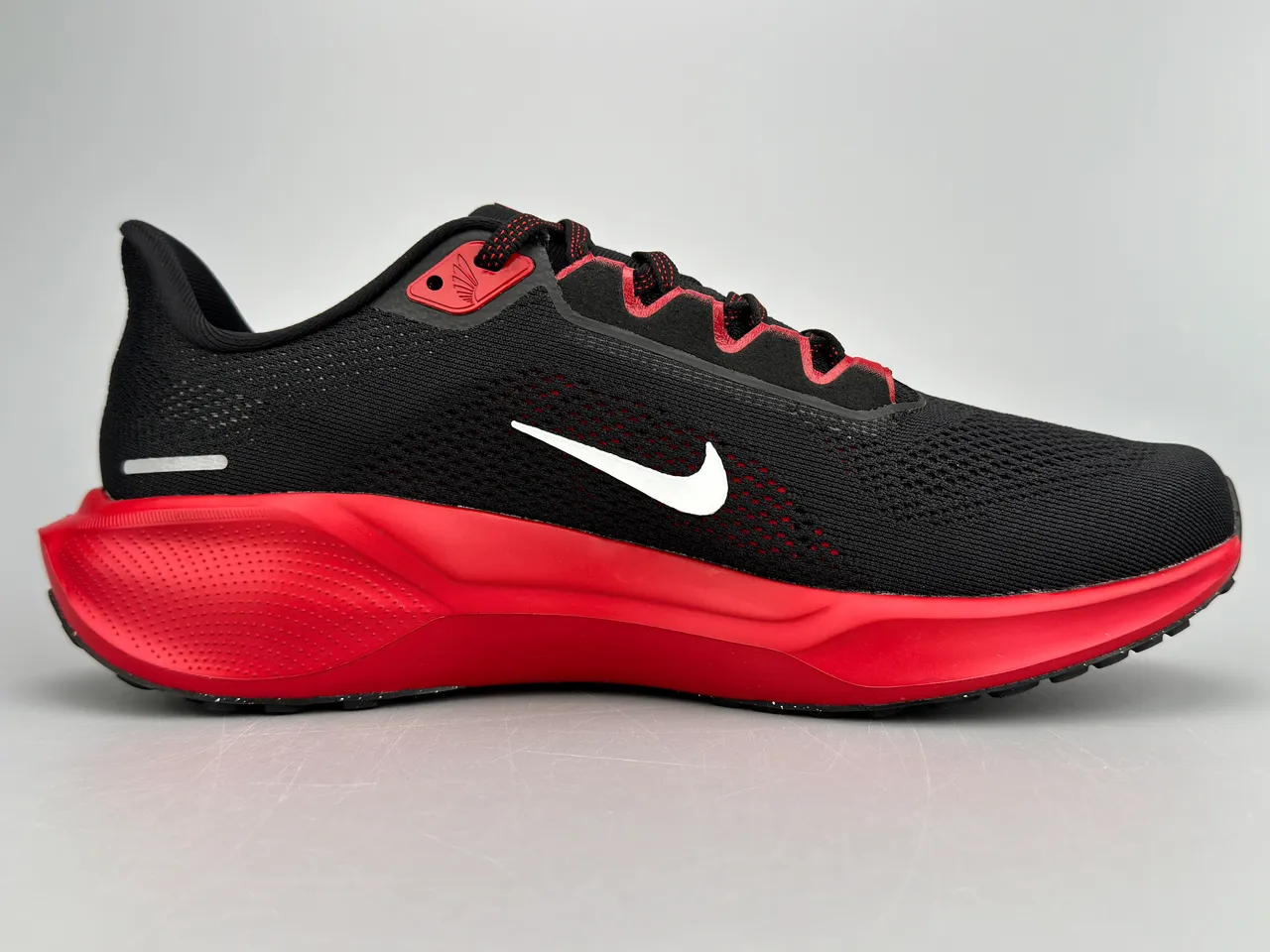 Nike Black Red Engineered Mesh Upper Gradient Midsole Running Shoes 10