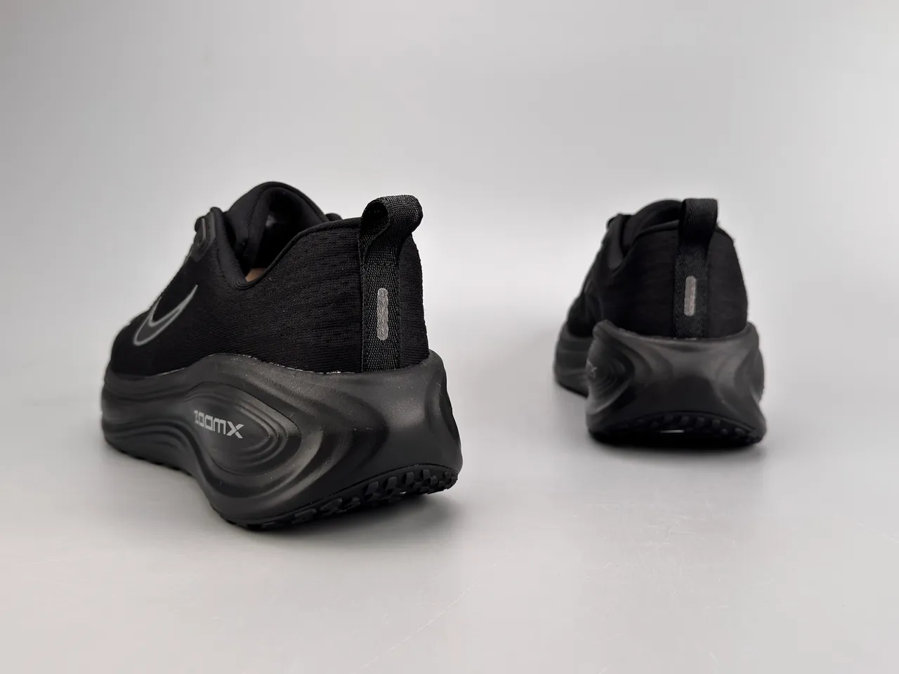 Nike Chaussures de course noir argent tige en maille sculptée ondulée semelle intermédiaire 6