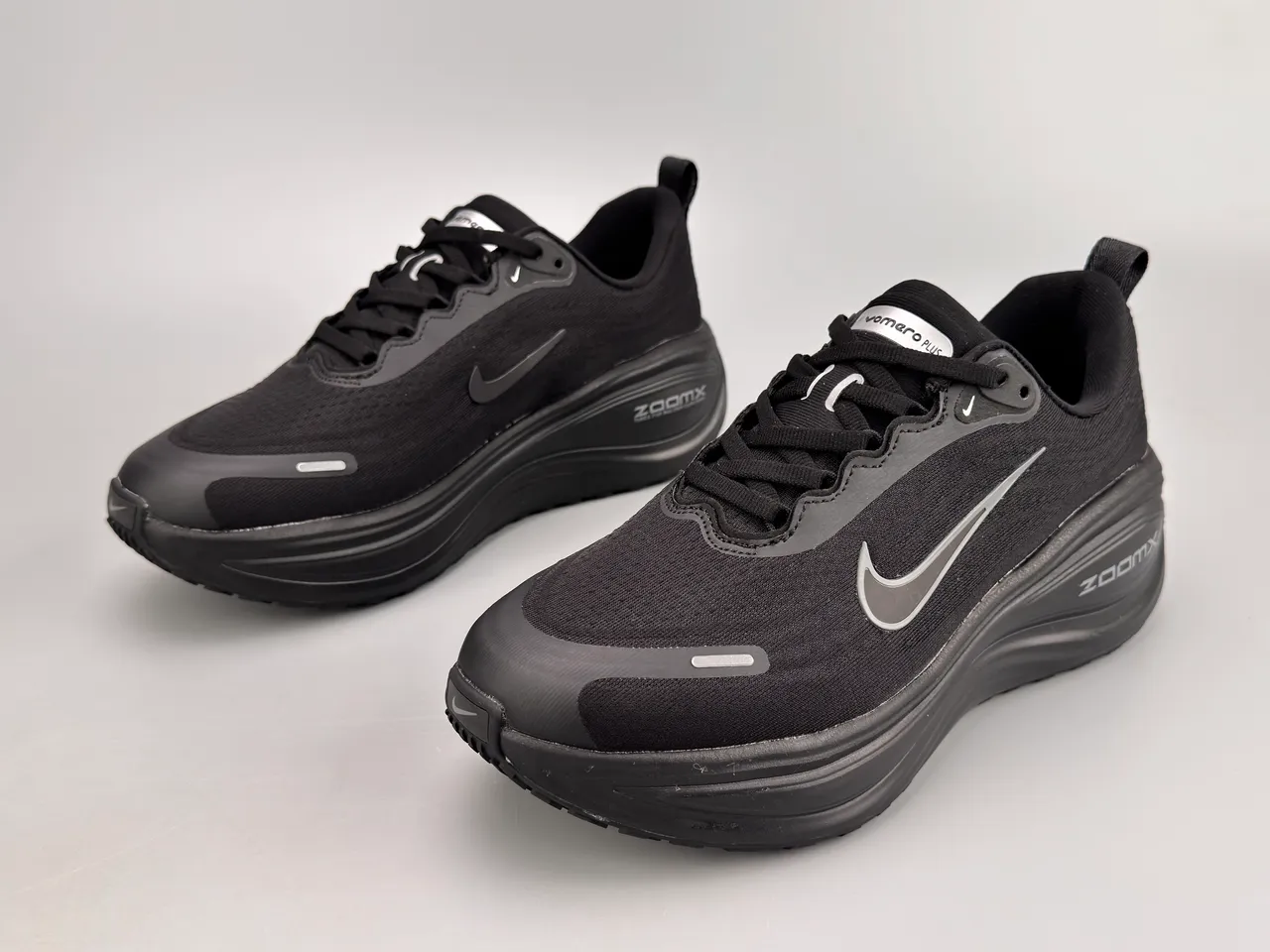 Nike Chaussures de course noir argent tige en maille sculptée ondulée semelle intermédiaire 7