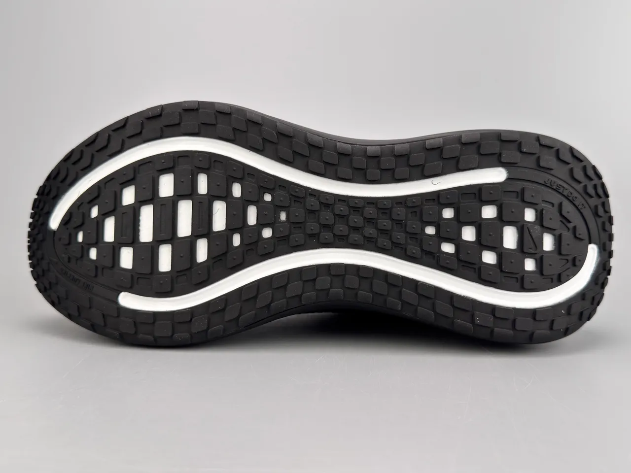 Nike Chaussures de course noir argent tige en maille sculptée ondulée semelle intermédiaire 8