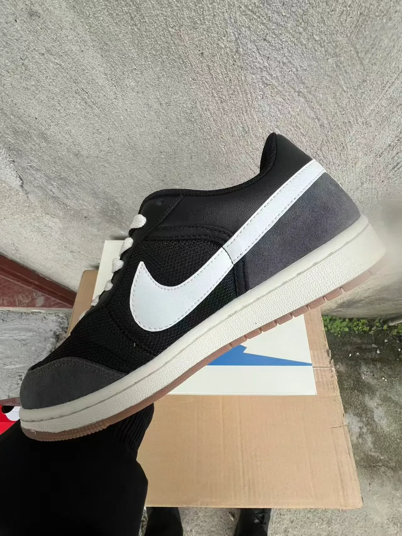 Nike Tênis Lifestyle Preto Branco de Baixo com Parte Superior de Camurça e Malha 4