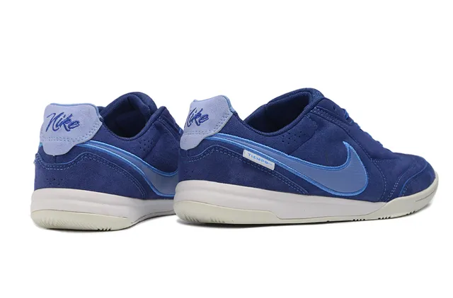 Nike Chaussures de soccer indoor à lacets bout bas en daim bleu marine 4