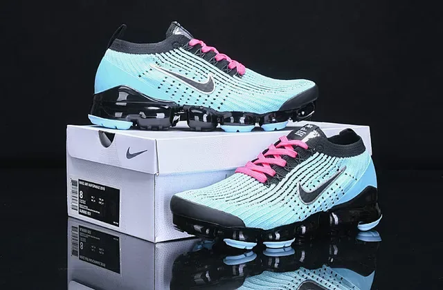 Nike Sneakers Lifestyle Bleues et Roses Flyknit Upper Air Cushioning Visible 6