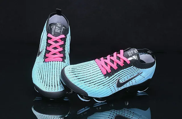 Nike Sneakers Lifestyle Bleues et Roses Flyknit Upper Air Cushioning Visible 7